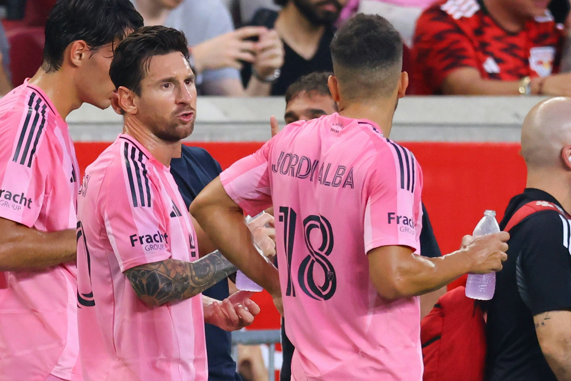 Lionel Messi und Jordi Alba diskutieren bei einem Spiel.