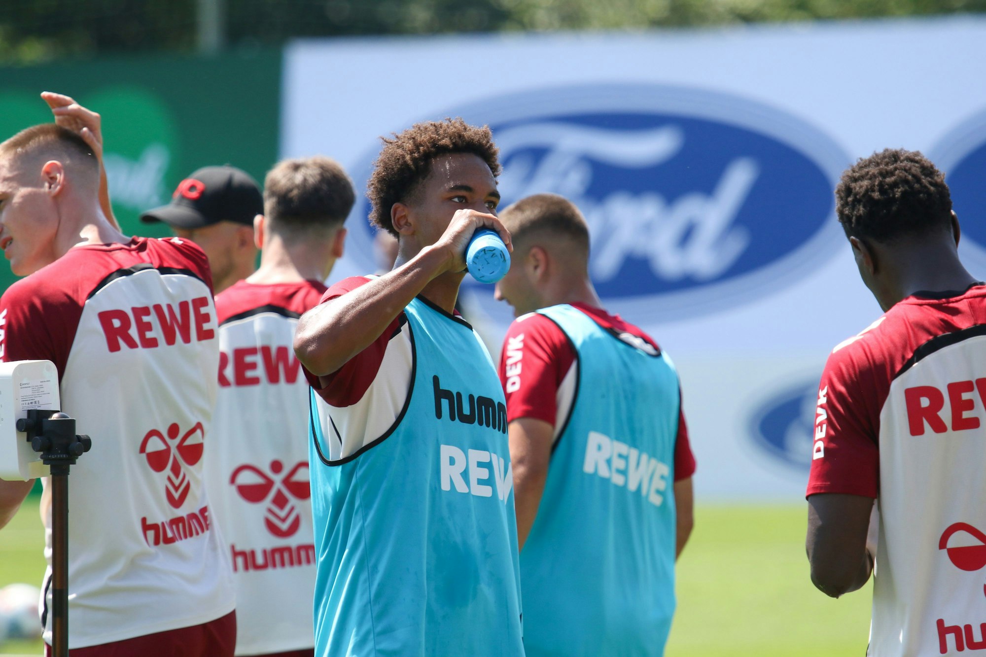 Youssoupha Niang trinkt während einer Trainingspause.