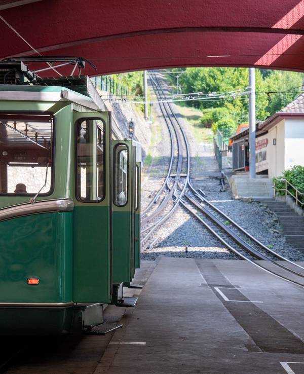 Ein Zug der Drachenfelsbahn steht in der Talstation (Archivfoto)