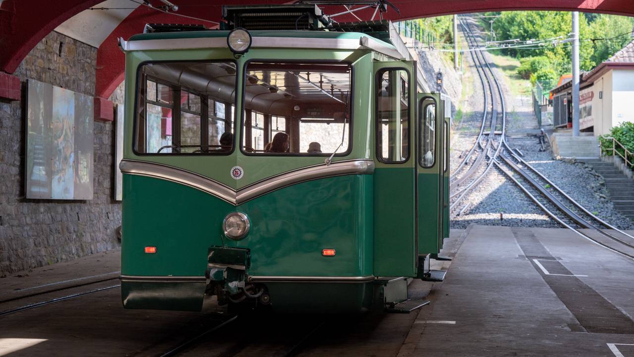 Ein Zug der Drachenfelsbahn steht in der Talstation (Archivfoto)