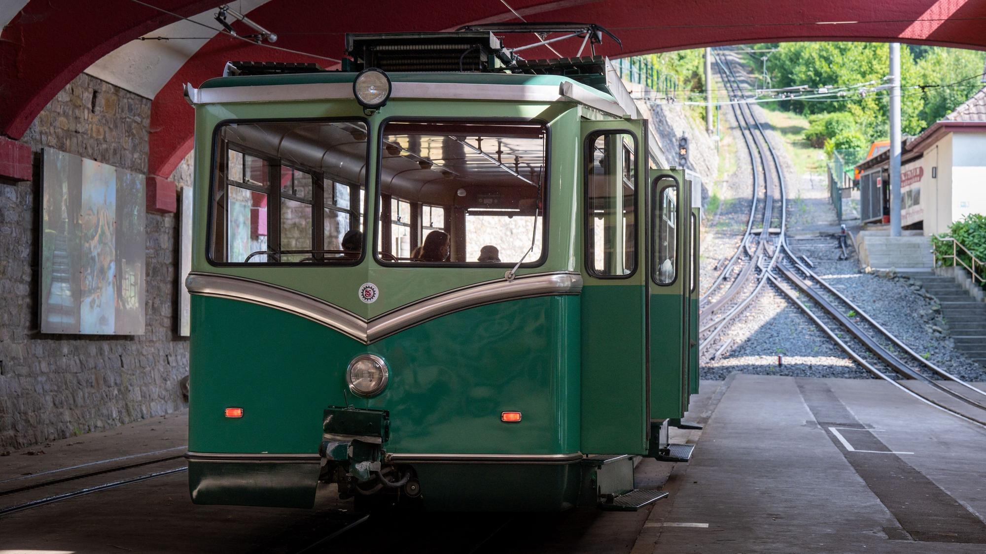 Ein Zug der Drachenfelsbahn steht in der Talstation (Archivfoto)