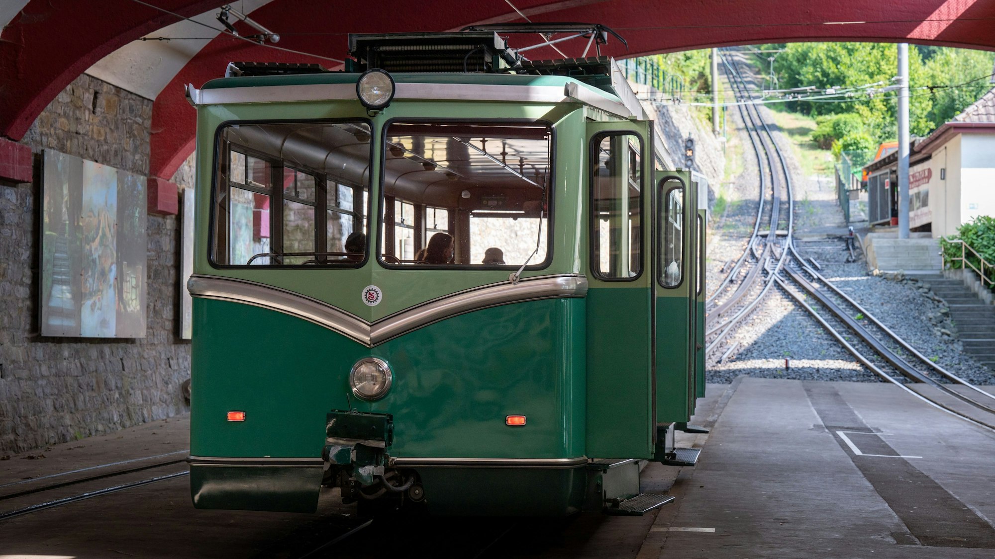 Ein Zug der Drachenfelsbahn steht in der Talstation (Archivfoto)