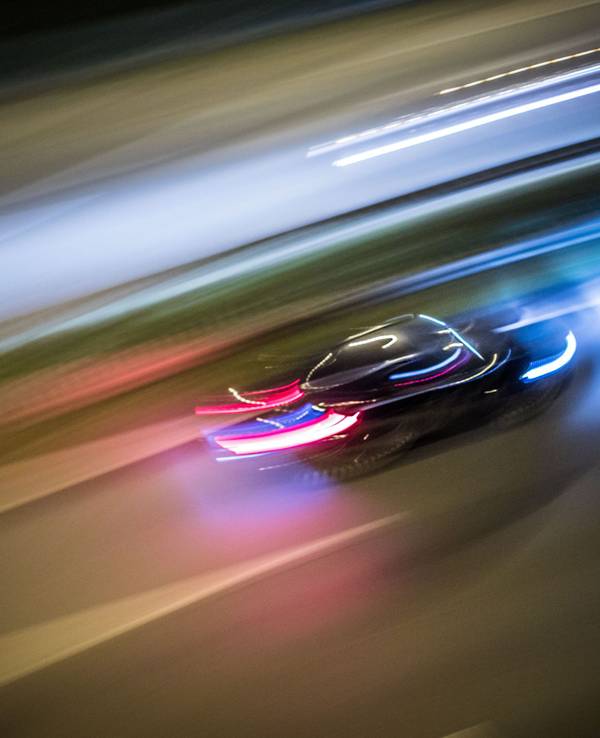 Ein Auto rast über eine Straße.
