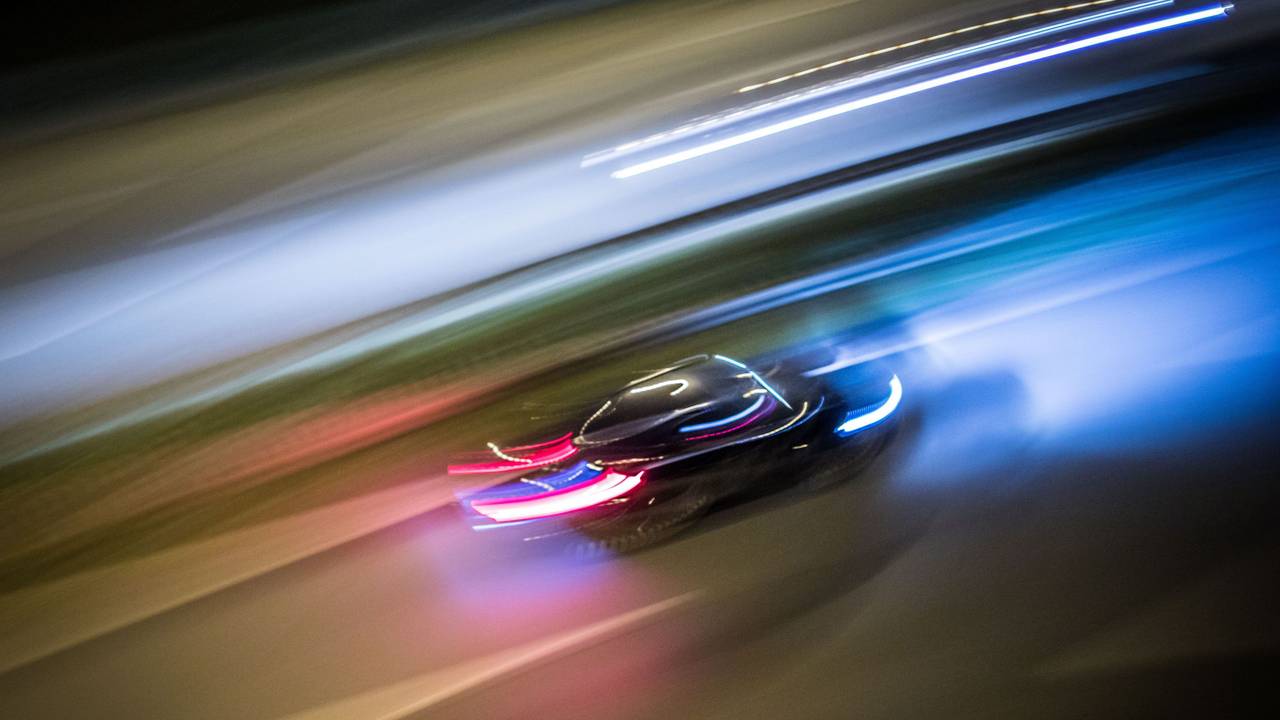 Ein Auto rast über eine Straße.
