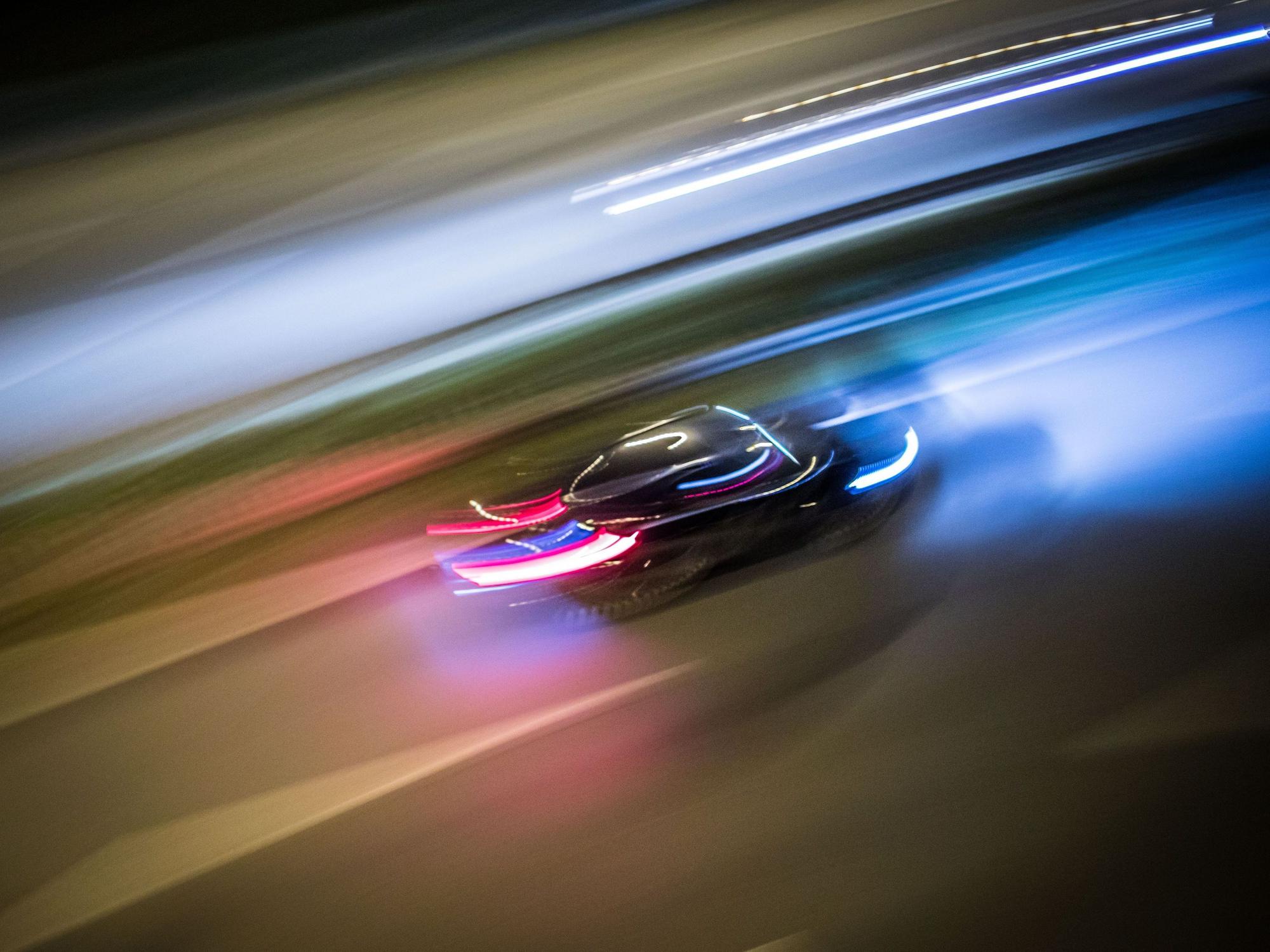 Ein Auto rast über eine Straße.