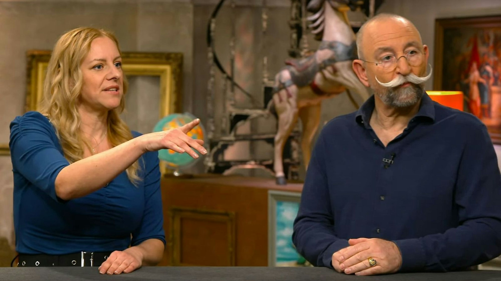 „Ihr habt hier sehr interessante, schöne Sachen mitgebracht“, leuchteten Horst Lichters Augen, als er die Raritäten entdeckte. Der „Bares für Rares“-Expertin Annika Raßbach ging es nicht anders.
(Bild: ZDF)