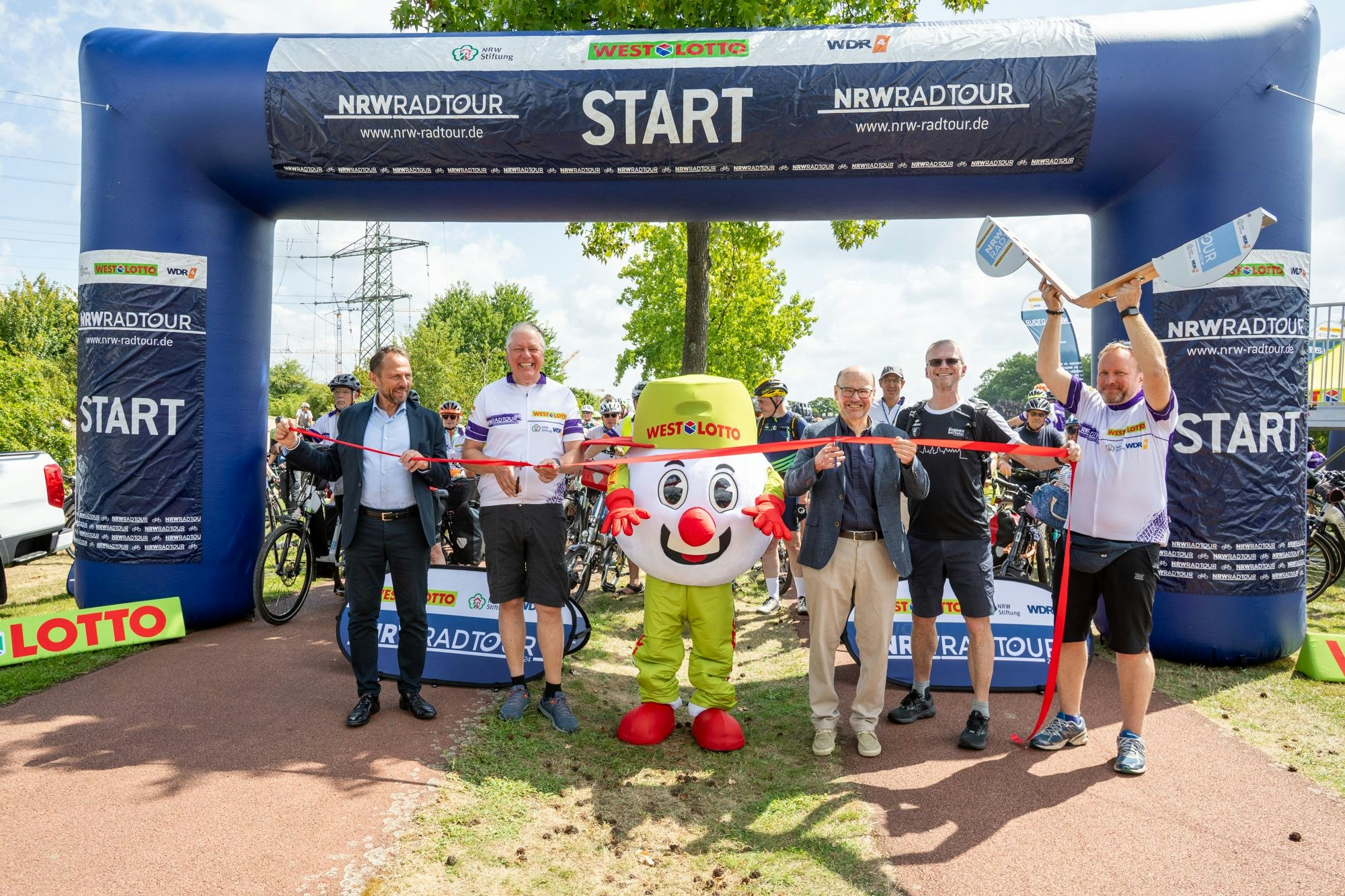 Ob beim Start, unterwegs auf der Strecke, an den Pausenstopps oder abends beim Sommer-Open-Air: Die Stimmung auf der NRW-Radtour war bestens.