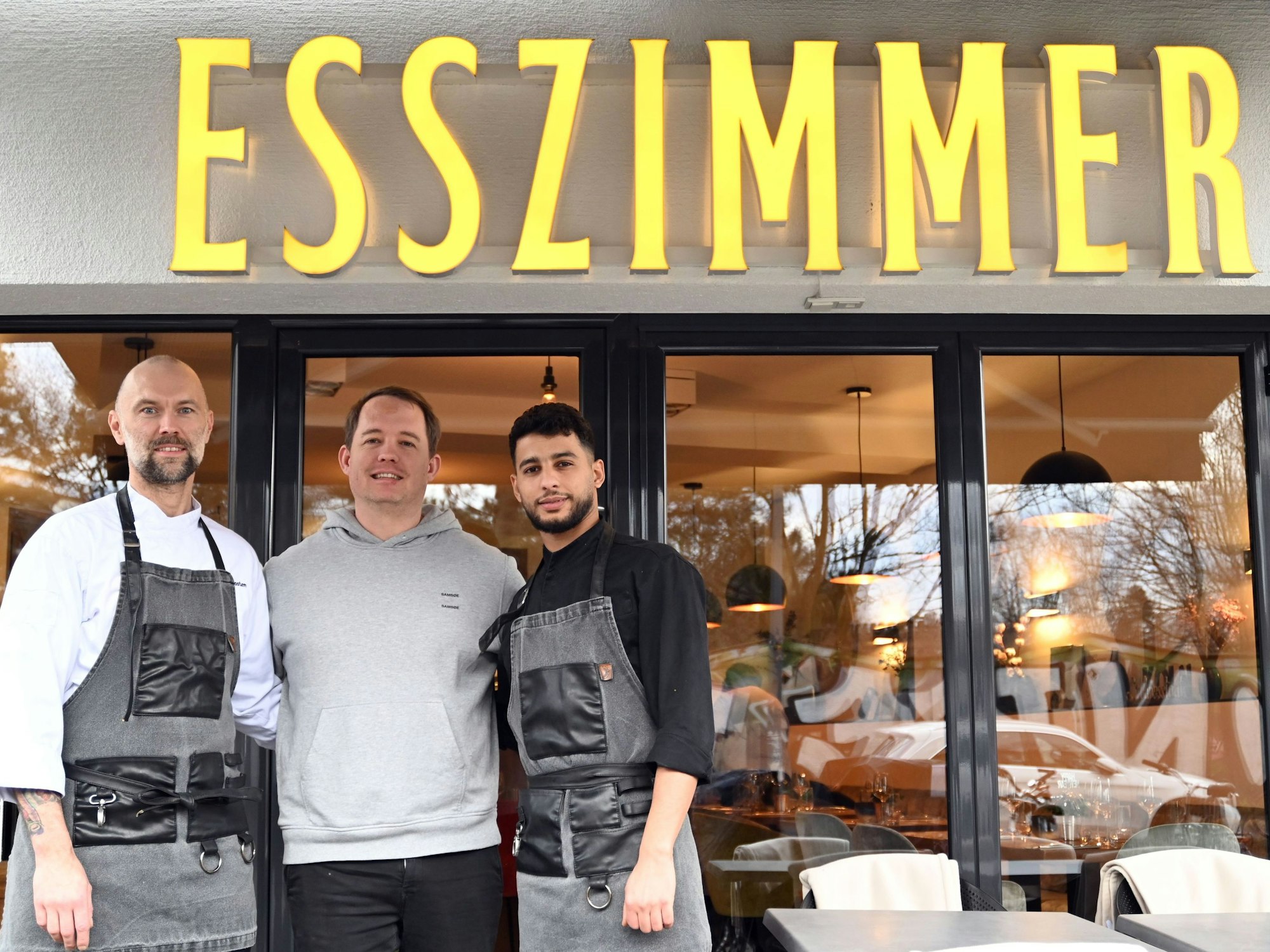 Alexander Marx (Mitte) betreibt auch das „Esszimmer“ auf der Venloer Straße. Hier mit Philipp Drosten (li.) und Mahdi Mezni (re.).