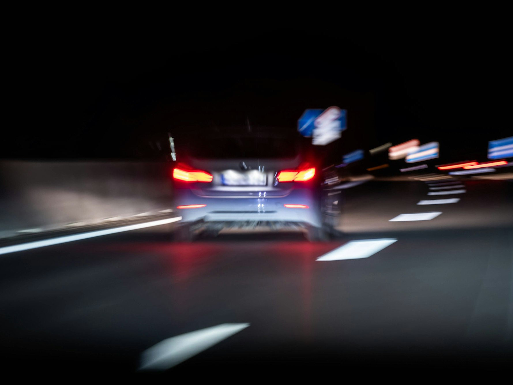 Ein Auto rast nachts über die deutsche Autobahn.