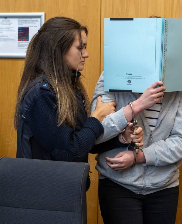 Eine Justizwachtmeisterin führt die Angeklagte im Landgericht zur Verteidigerin Christina Seng-Roth (r). Die Frau soll 2024 in Göppingen einen Mann stranguliert und mit einem Messer getötet haben.