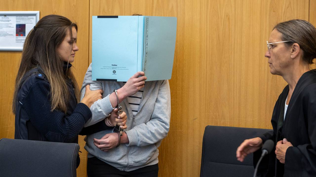 Eine Justizwachtmeisterin führt die Angeklagte im Landgericht zur Verteidigerin Christina Seng-Roth (r). Die Frau soll 2024 in Göppingen einen Mann stranguliert und mit einem Messer getötet haben.