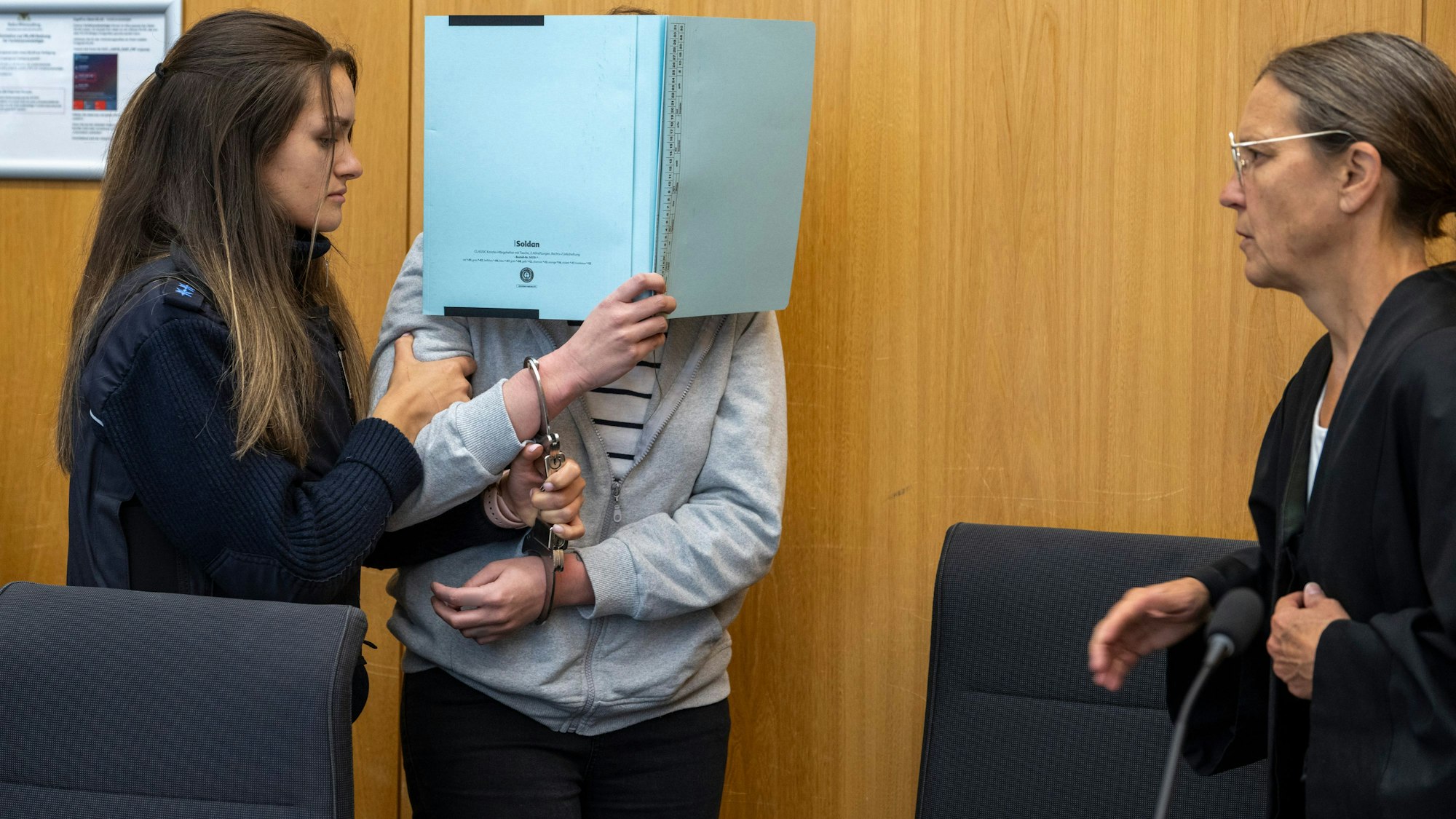 Eine Justizwachtmeisterin führt die Angeklagte im Landgericht zur Verteidigerin Christina Seng-Roth (r). Die Frau soll 2024 in Göppingen einen Mann stranguliert und mit einem Messer getötet haben.