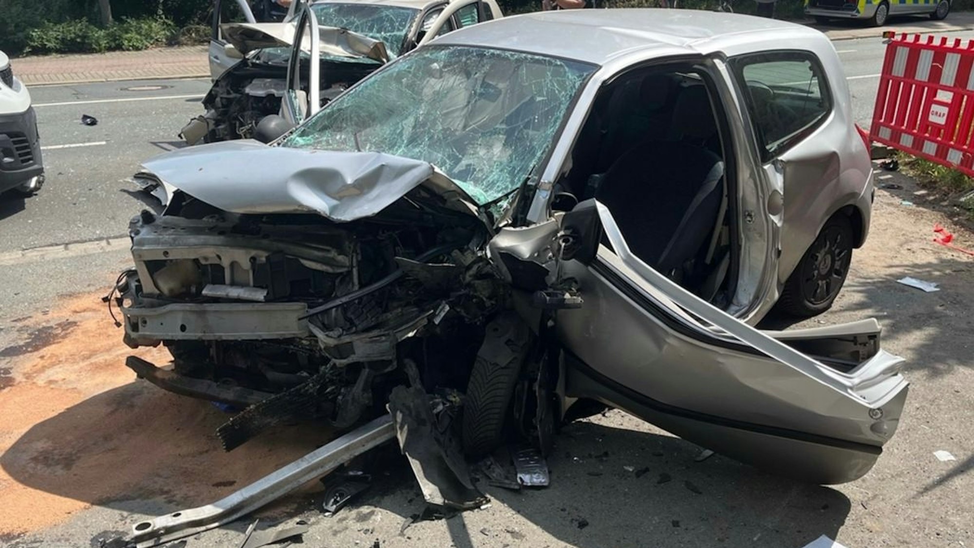 Ein Rettungshubschrauber steht nach einem schweren Verkehrsunfall in Duisburg auf einer Straße.