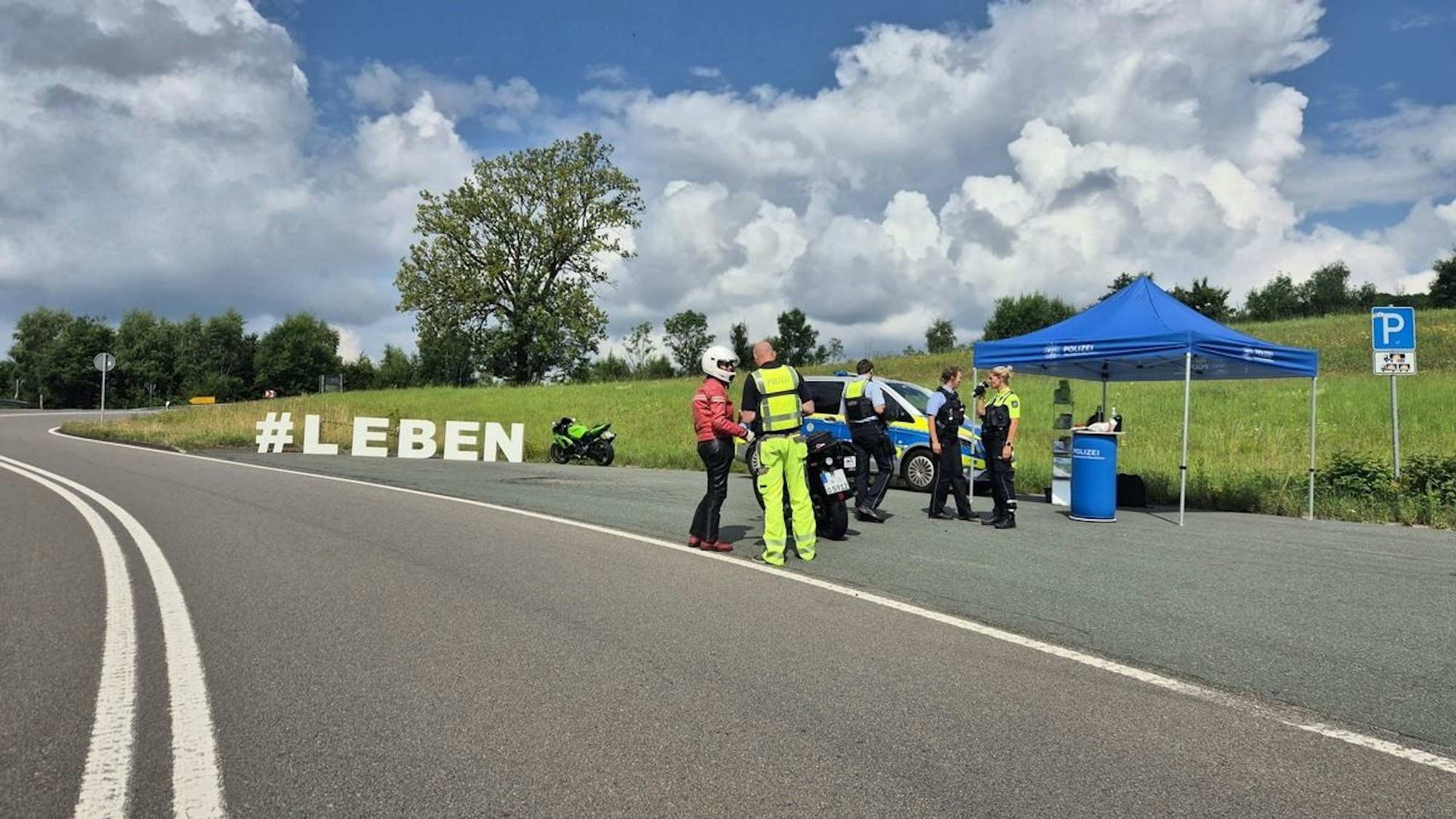 Die Polizei im Gespräch mit Motorradfahrern.