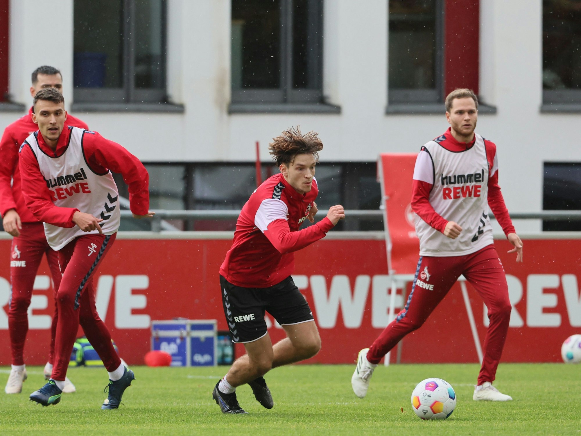 Noah Katterbach im Training des 1. FC Köln.