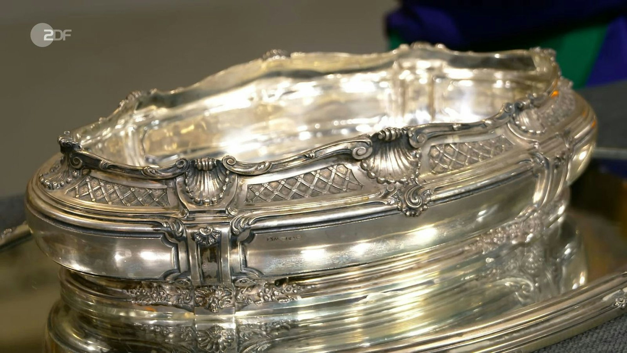 Die Jardinière aus Hanauer Silber aus der Zeit um 1900 war laut Expertin 3.000 bis 3.500 Euro wert. Bei 3.350 Euro wurde sich der Verkäufer mit Händler Daniel Meyer einig.
(Bild: ZDF)