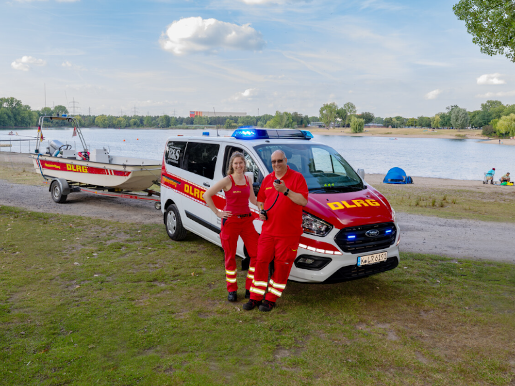Marina Geisler und Christof Schmitz vertrauen bei ihrem ehrenamtlichen Einsatz bei der DLRG auf den Ford Transit.