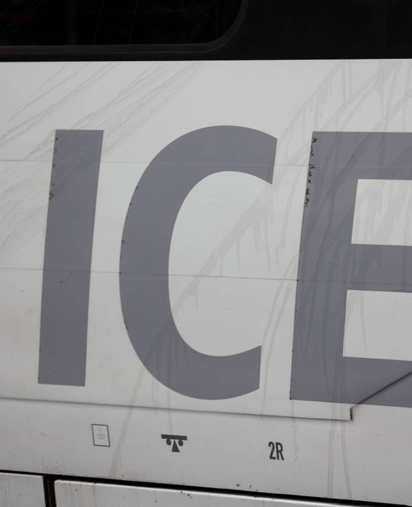 Hier im Bild der Triebkopf eines ICE am Münchner Hauptbahnhof.