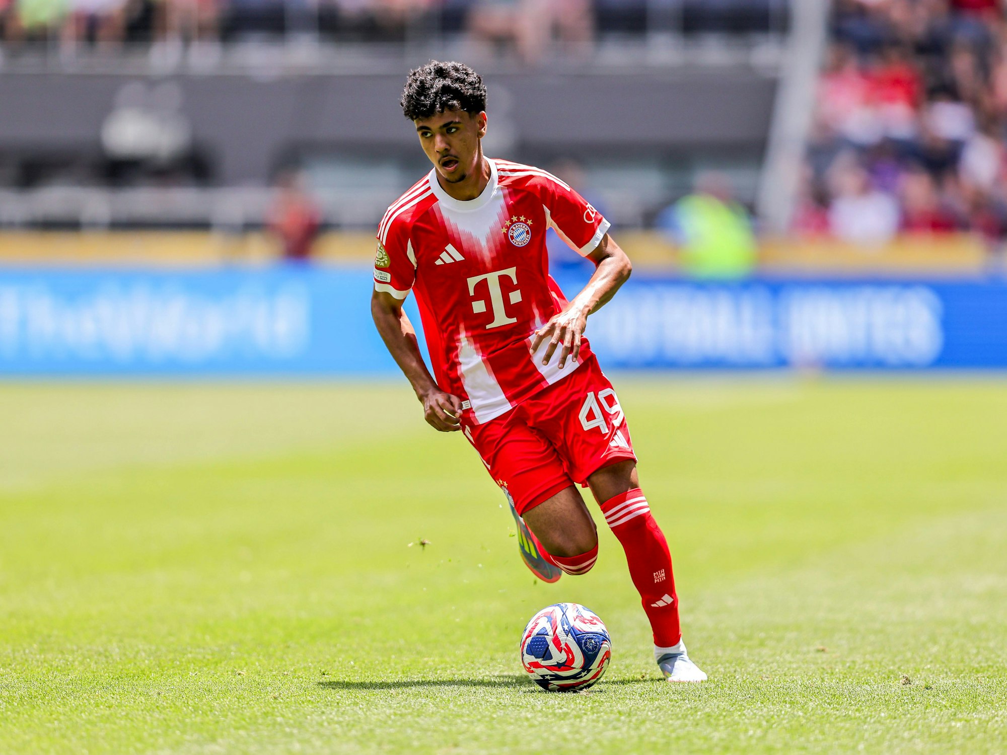 Adam Aznou im Spiel des FC Bayern am Ball.