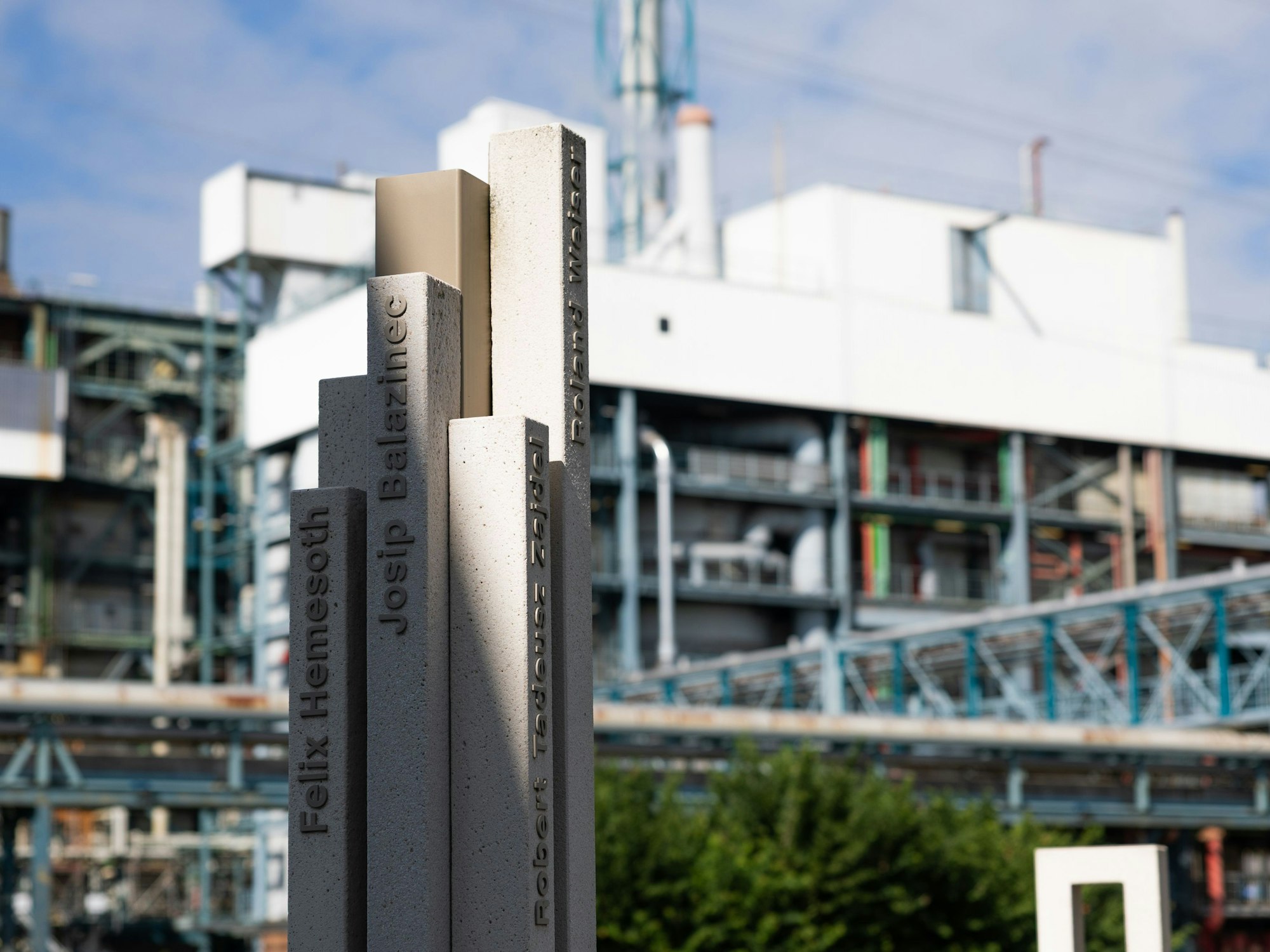 Eine Gedenkstätte für die Opfer steht auf dem Werksgelände des Entsorgungszentrums von Currenta (auch: Entsorgungszentrum Bürrig) vier Jahre nach der Explosion in einem Leverkusener Chemiepark mit sieben Toten.