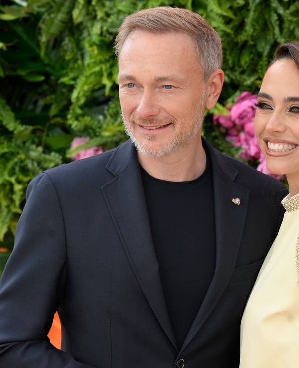 Franca Lehfeldt und Ex-Bundesfinanzminister Christian Lindner posieren vor der Kamera.