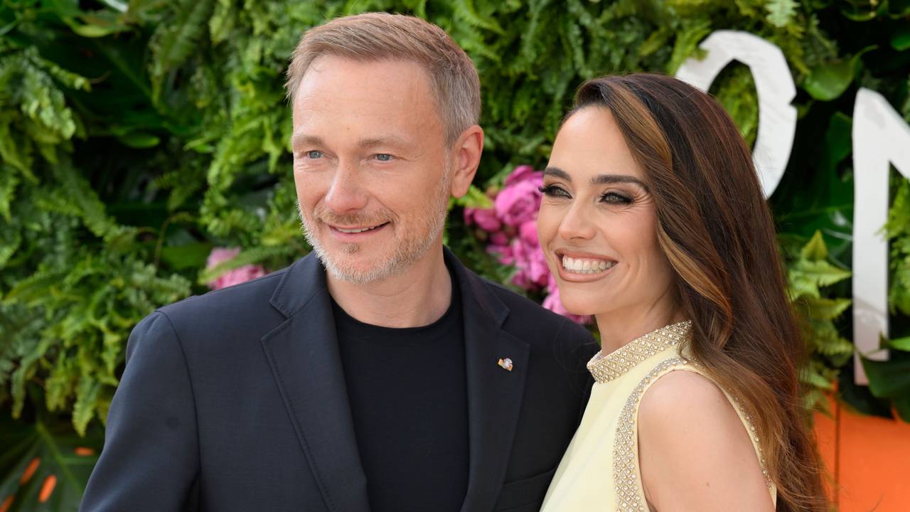 Franca Lehfeldt und Ex-Bundesfinanzminister Christian Lindner posieren vor der Kamera.