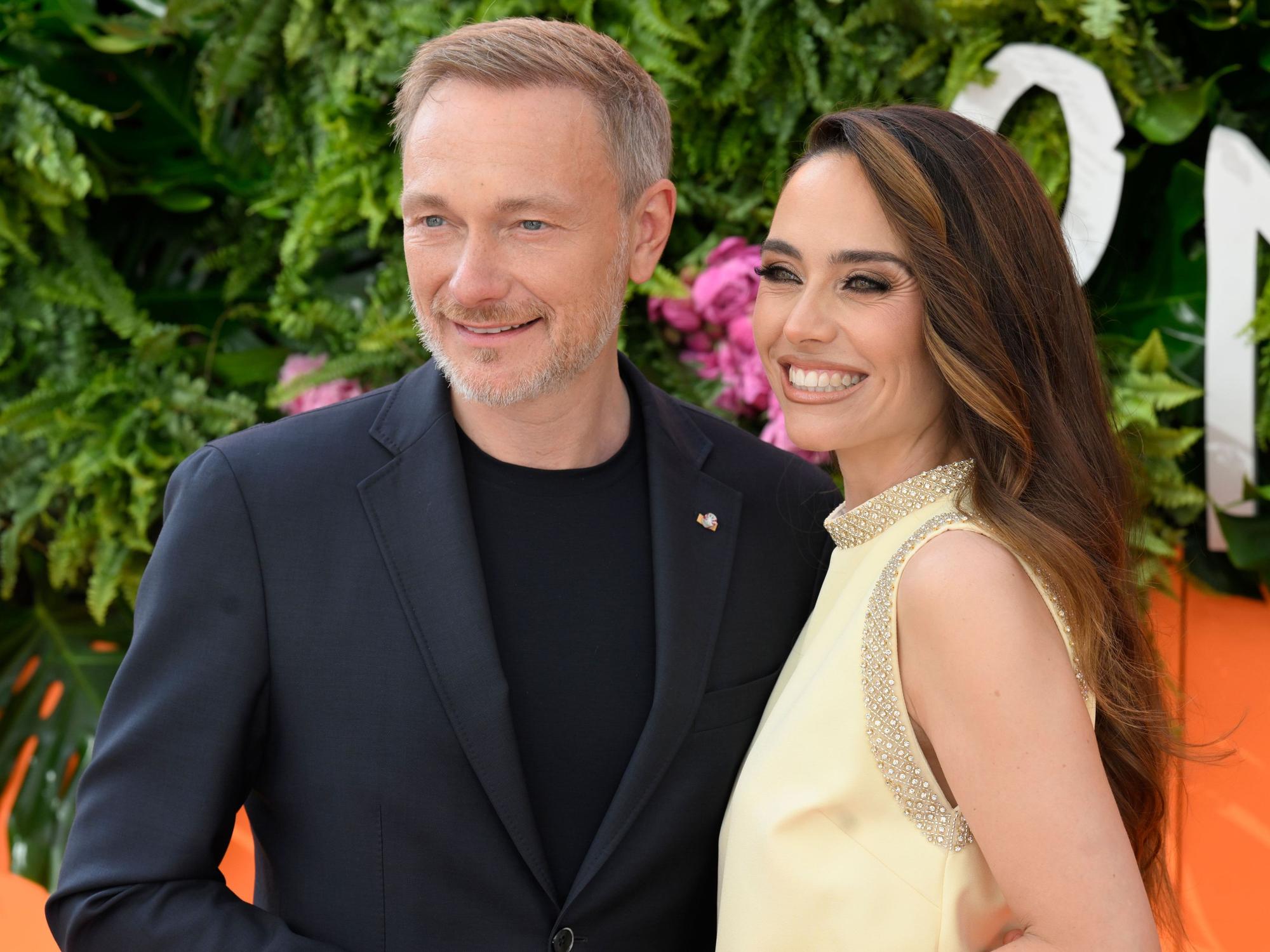 Franca Lehfeldt und Ex-Bundesfinanzminister Christian Lindner posieren vor der Kamera.