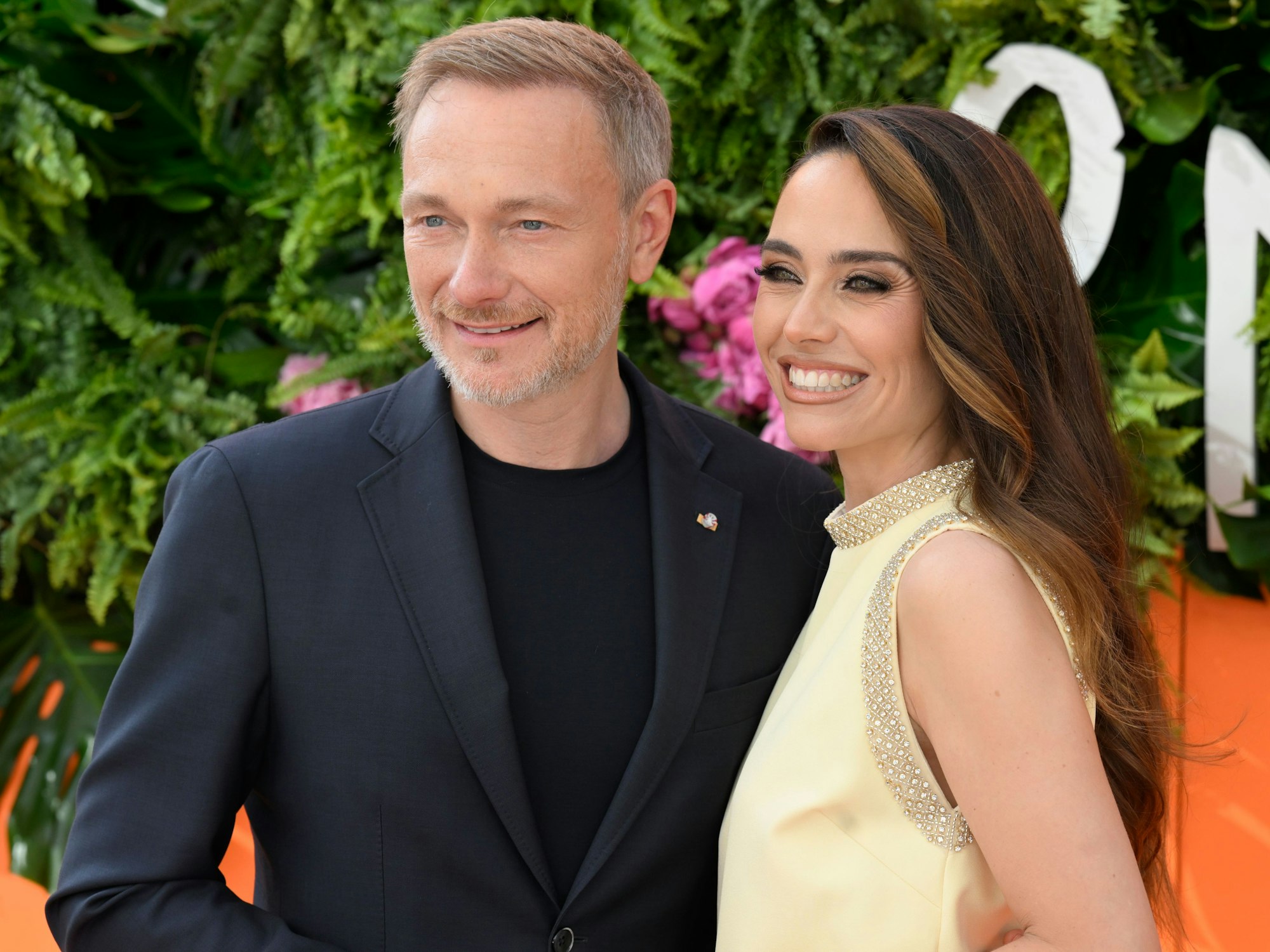 Franca Lehfeldt und Ex-Bundesfinanzminister Christian Lindner posieren vor der Kamera.