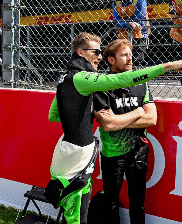 Nico Hülkenberg im Gespräch mit einem Mitglied seines Teams.