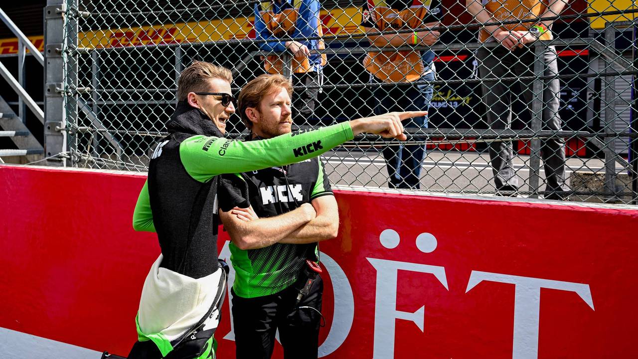 Nico Hülkenberg im Gespräch mit einem Mitglied seines Teams.