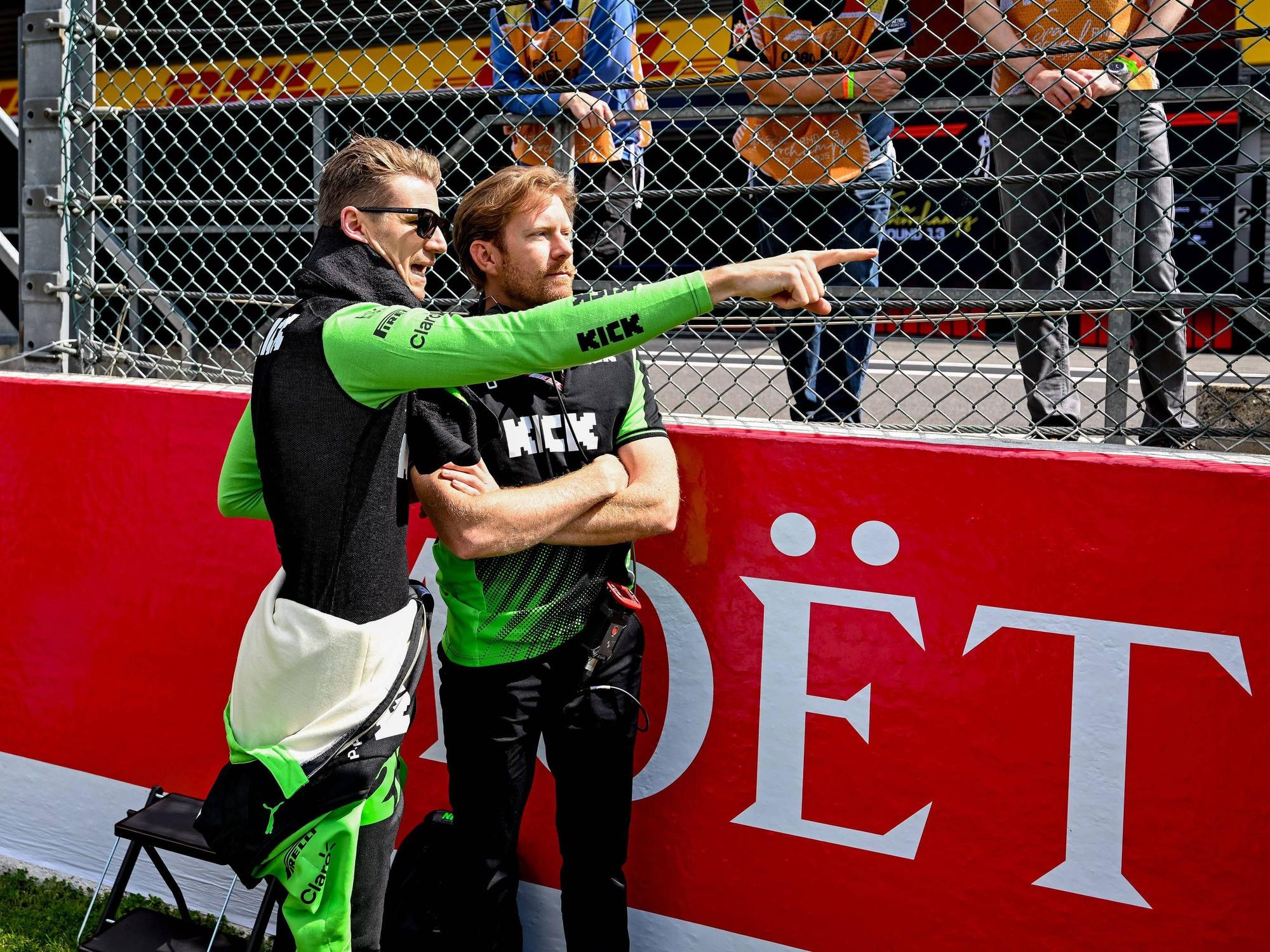 Nico Hülkenberg im Gespräch mit einem Mitglied seines Teams.