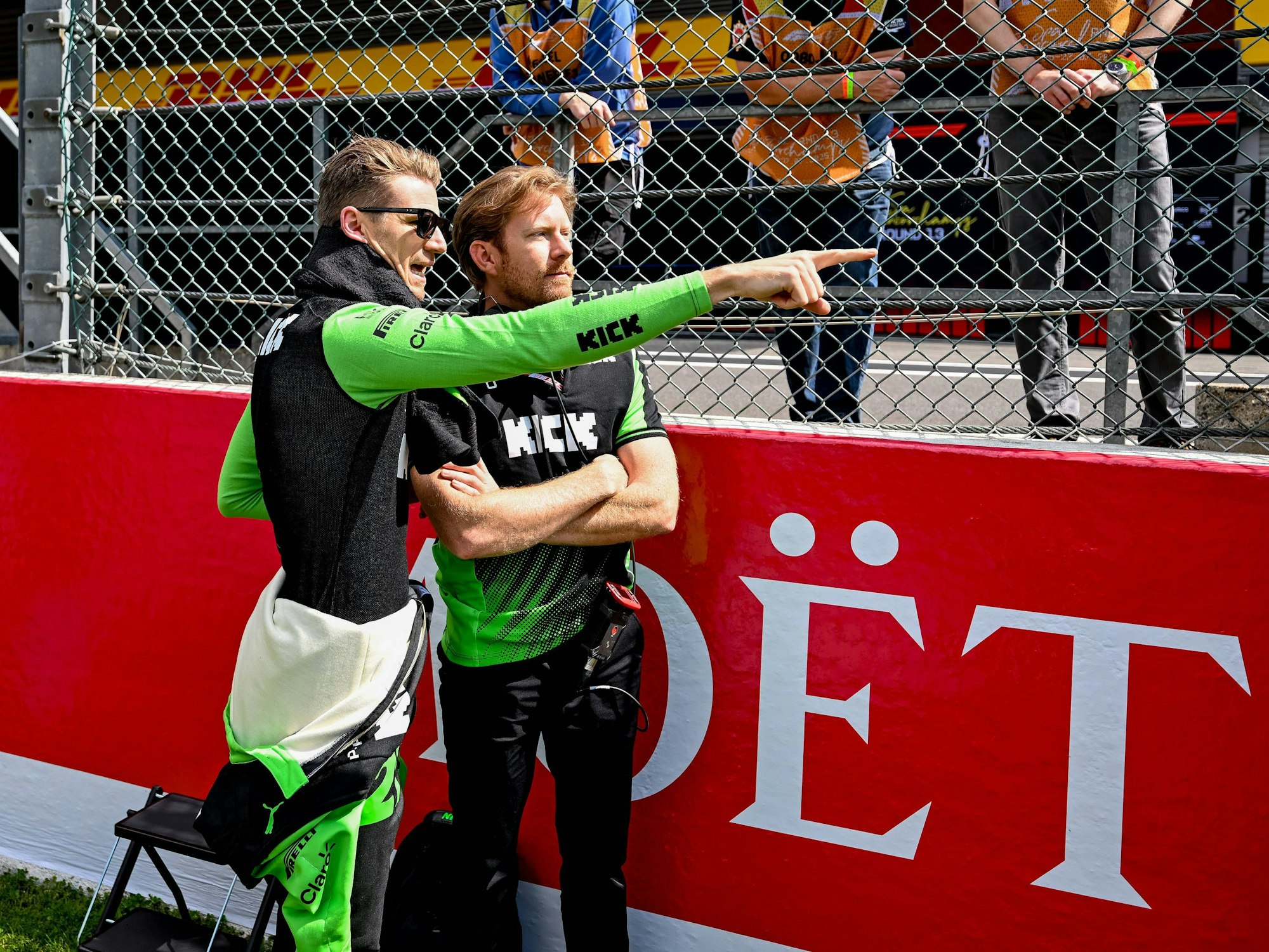 Nico Hülkenberg im Gespräch mit einem Mitglied seines Teams.