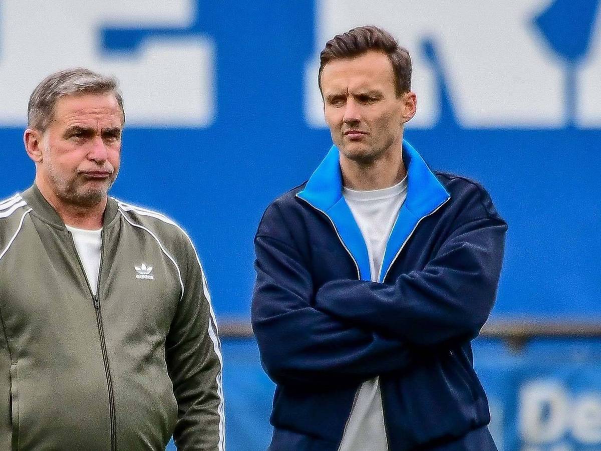 Stefan Kuntz und Claus Costa beim HSV-Training auf dem Platz.