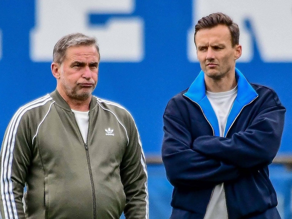 Stefan Kuntz und Claus Costa beim HSV-Training auf dem Platz.