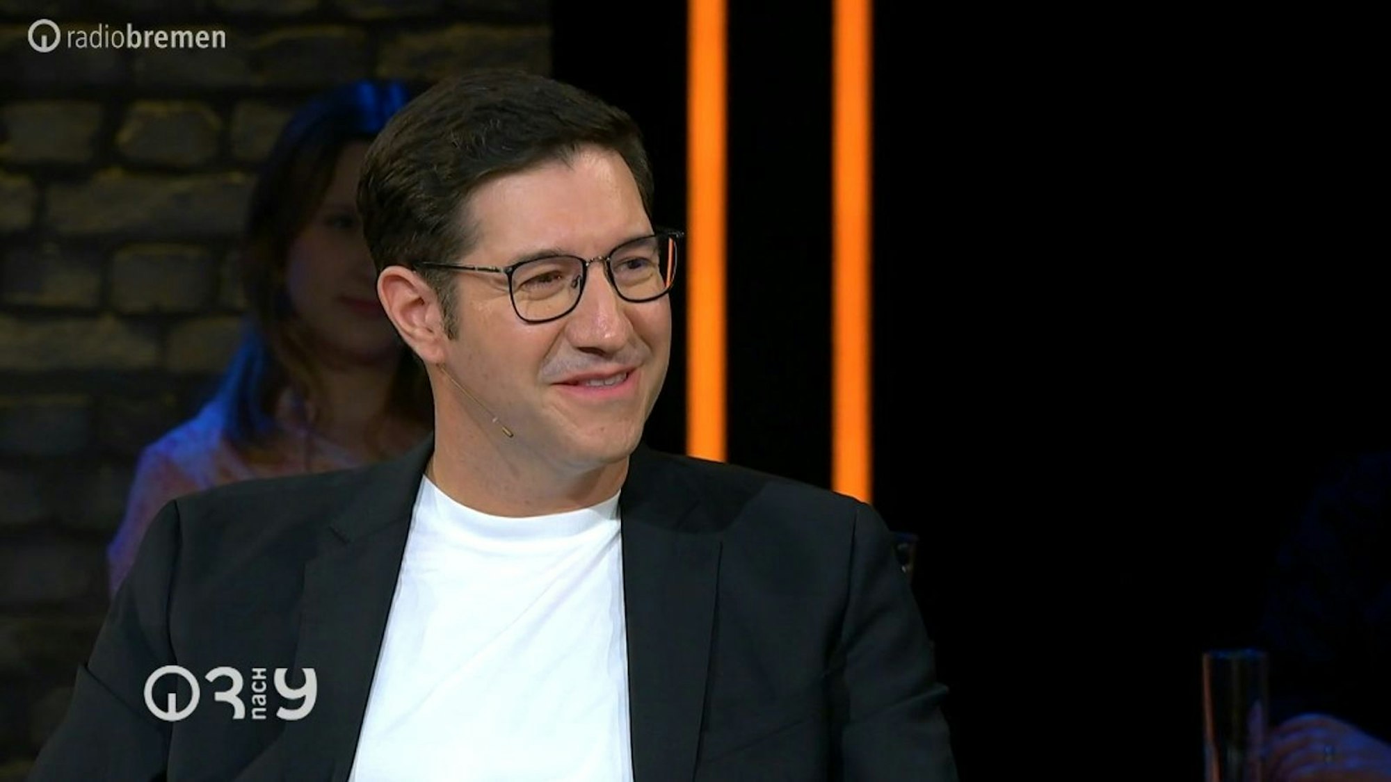 In der ARD-Show „Gefragt - gejagt“ gilt er als „Quizgott“. Bei „3nach9“ gab Sebastian Jacoby allerdings zu, dass auch ein Alleswisser wie er kleine Wissenslücken hat. (Bild: Radio Bremen)