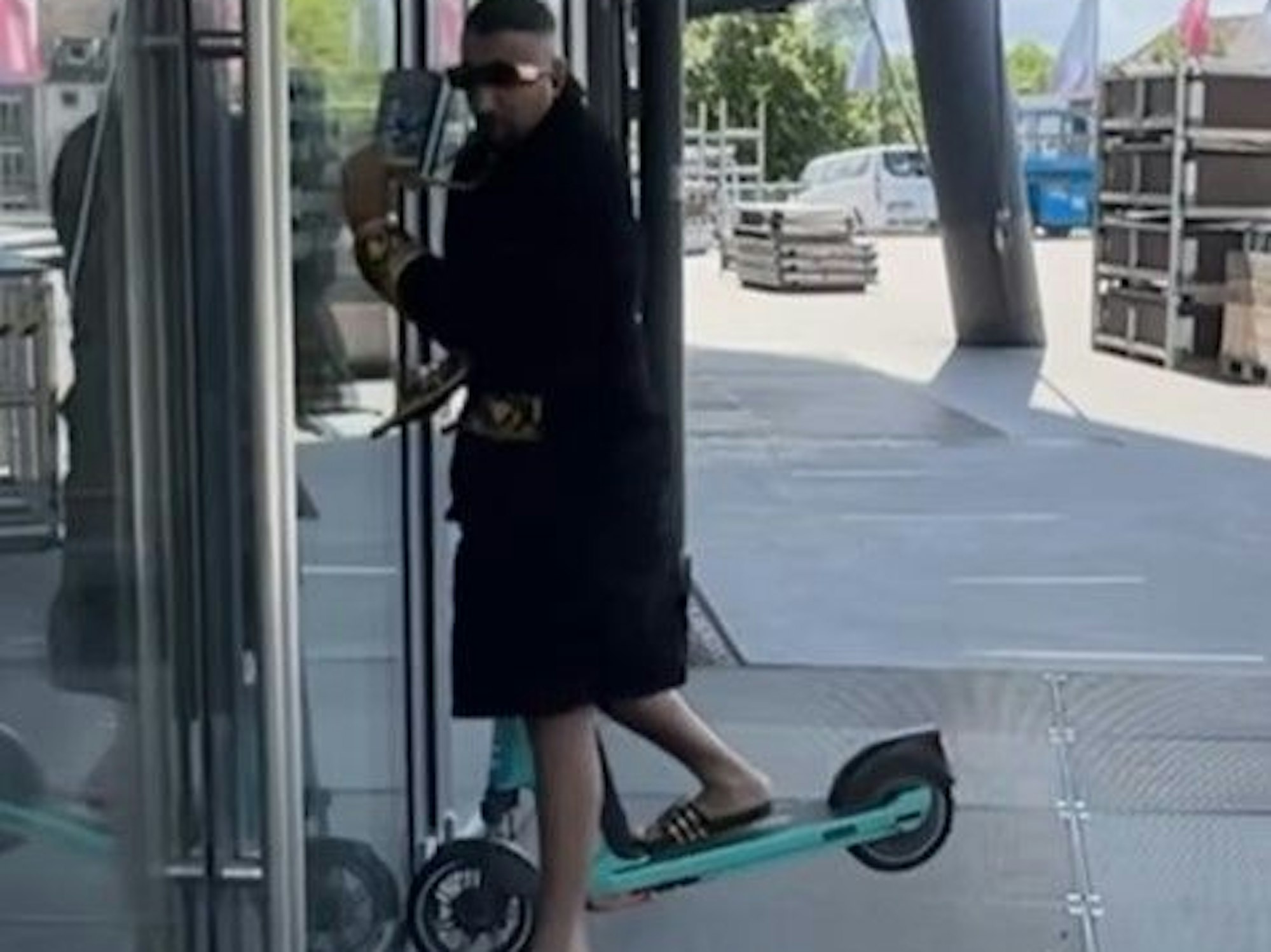 SSIO kracht in einem Social Media Video gegen dir Tür der Lanxess Arena