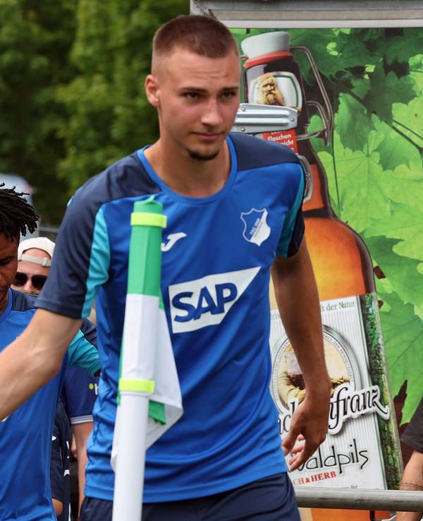 Marius Bülter, Gift Orban und Tim Lemperle (alle Hoffenheim) auf dem Weg zum Spiel.