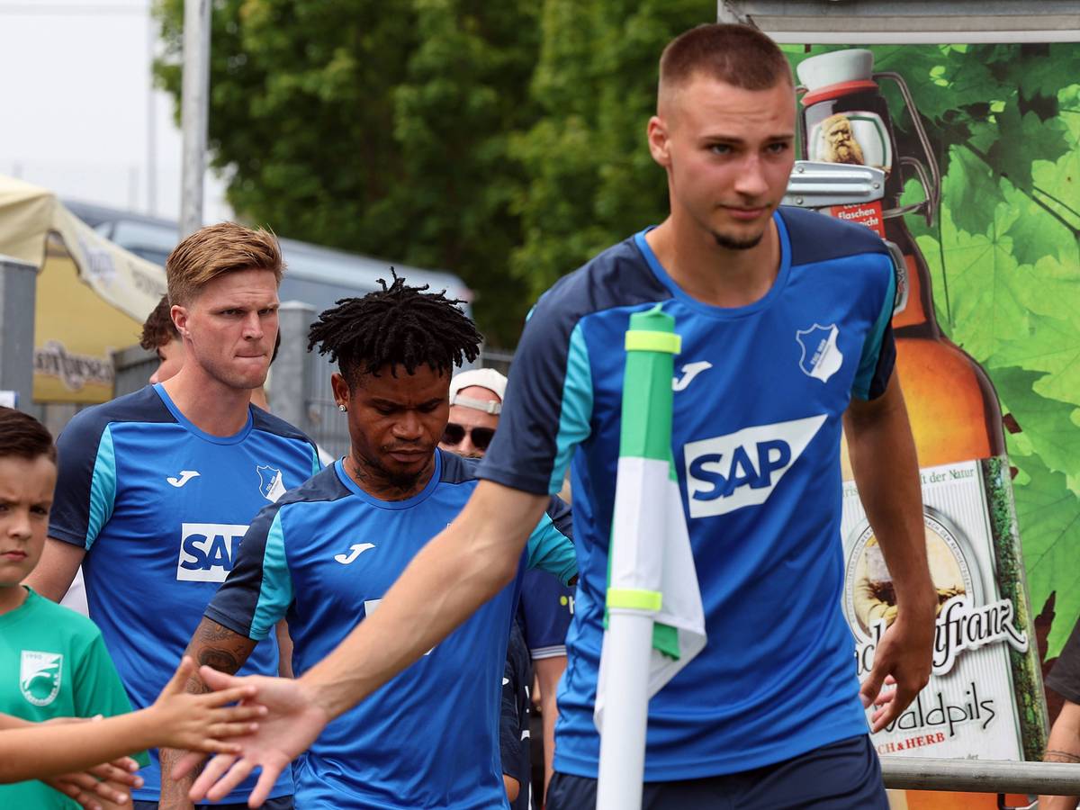 Tim Lemperle, Gift Orban und Marius Bülter kommen bei einem Testspiel auf den Platz.