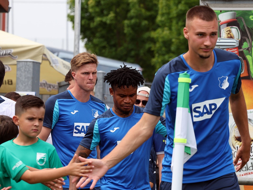 Tim Lemperle, Gift Orban und Marius Bülter kommen bei einem Testspiel auf den Platz.