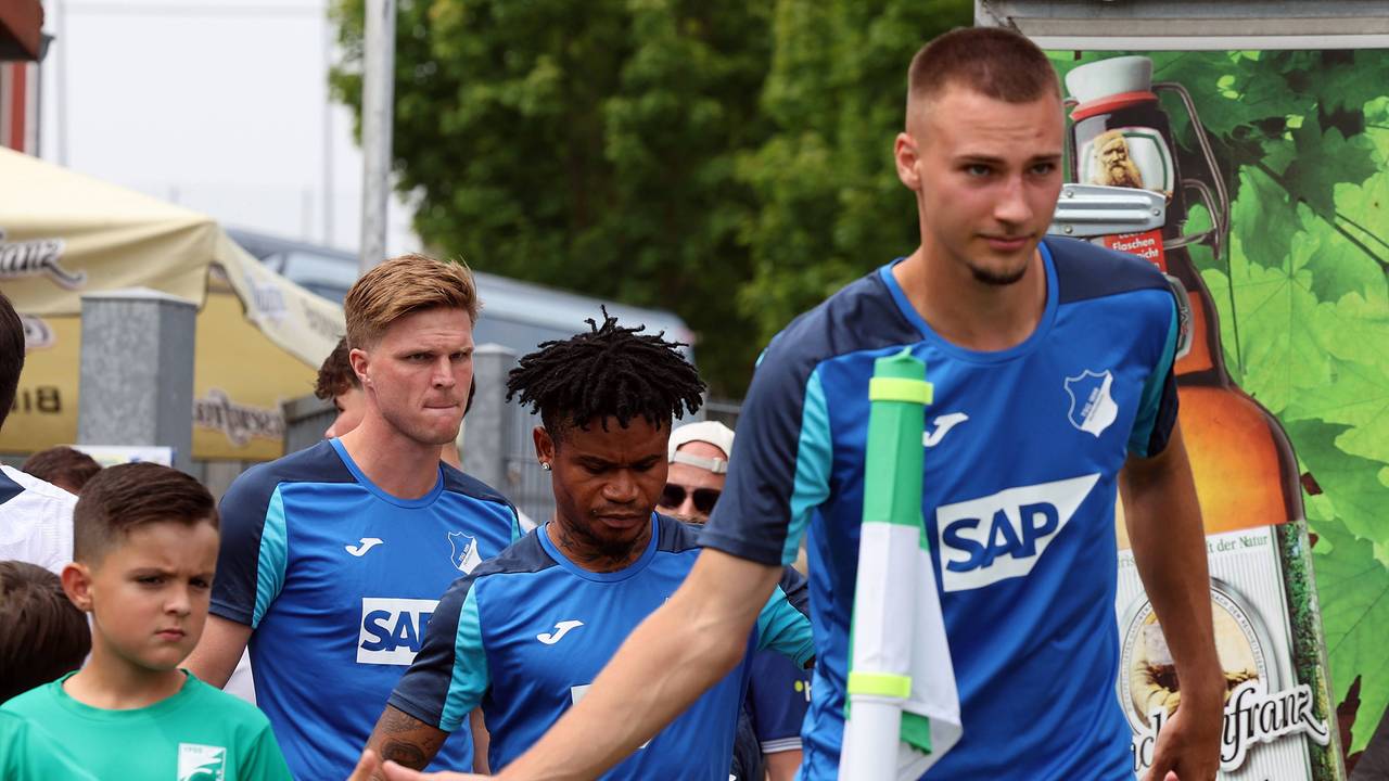 Marius Bülter, Gift Orban und Tim Lemperle (alle Hoffenheim) auf dem Weg zum Spiel.