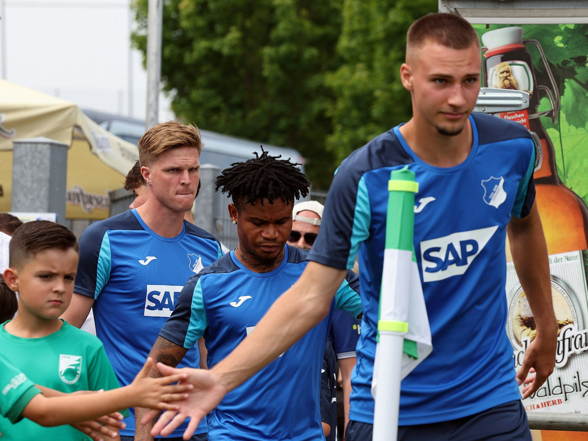 Tim Lemperle, Gift Orban und Marius Bülter kommen bei einem Testspiel auf den Platz.