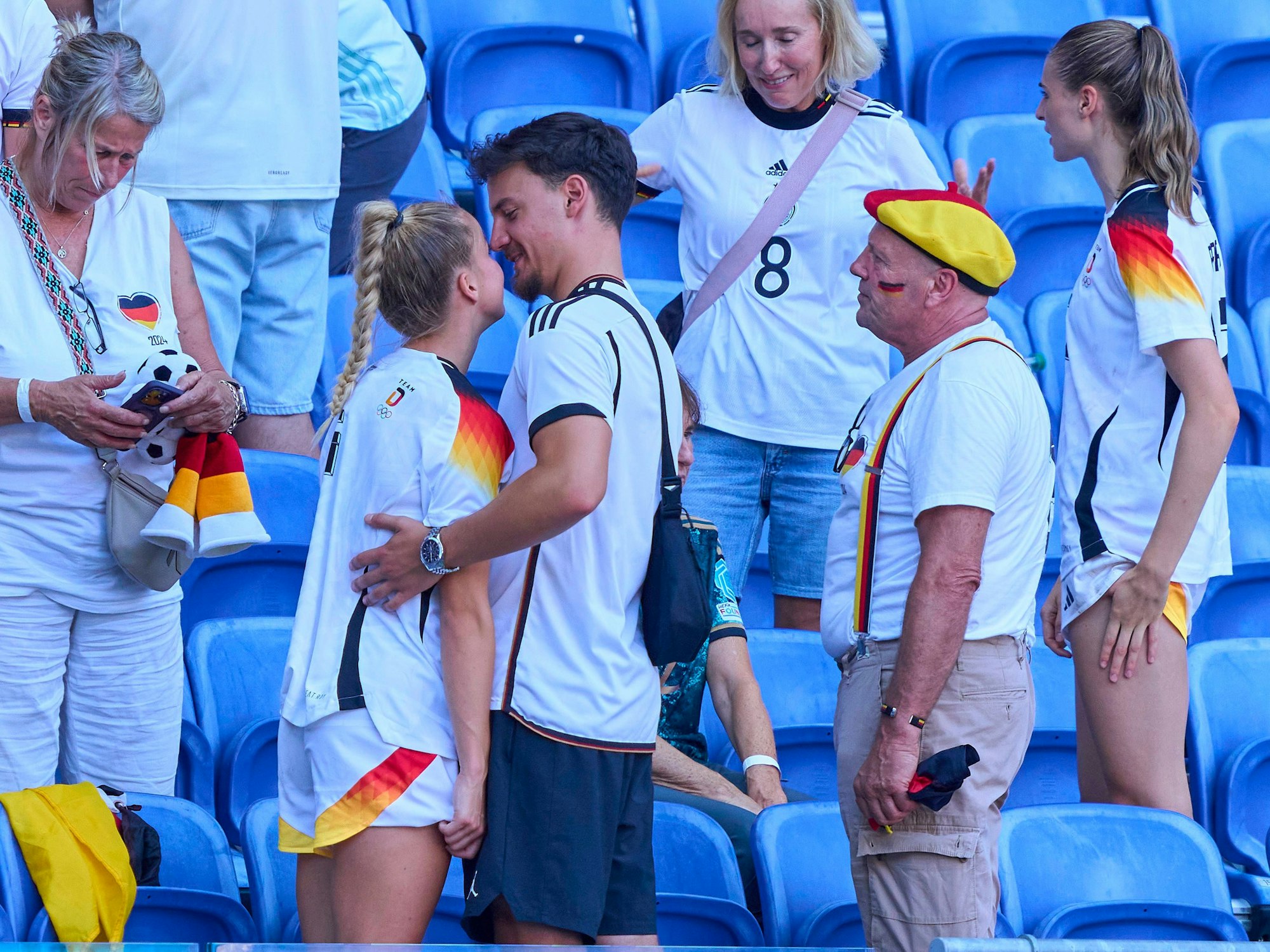Constantin Frommann gratuliert Giulia Gwinn zu Olympia-Bronze.