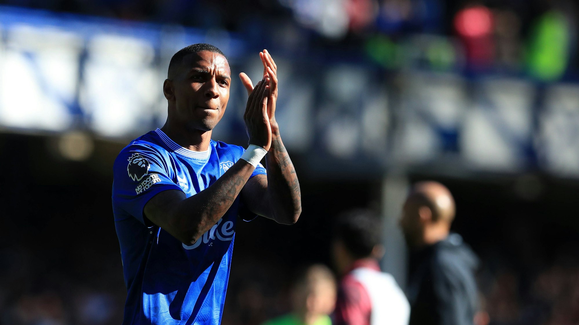 Ashley Young klatscht nach einem Spiel des FC Everton.