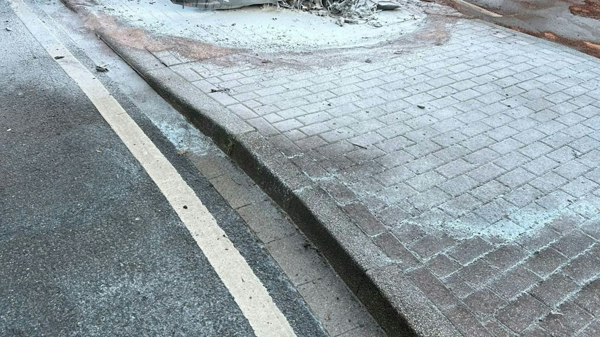 Ein ausgebranntes Motorrad liegt auf der Straße.