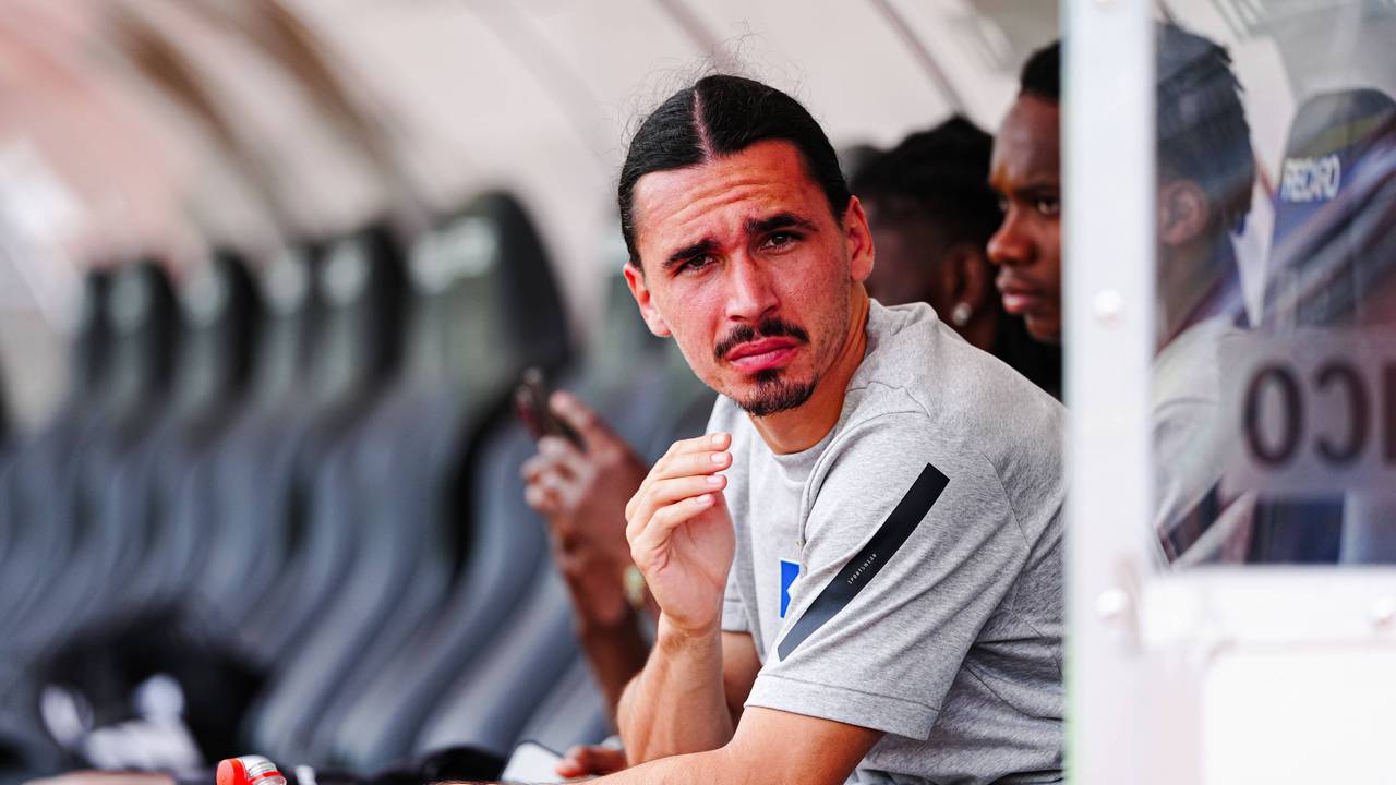 Rayan Philippe sitzt im HSV-Outfit auf der Bank.