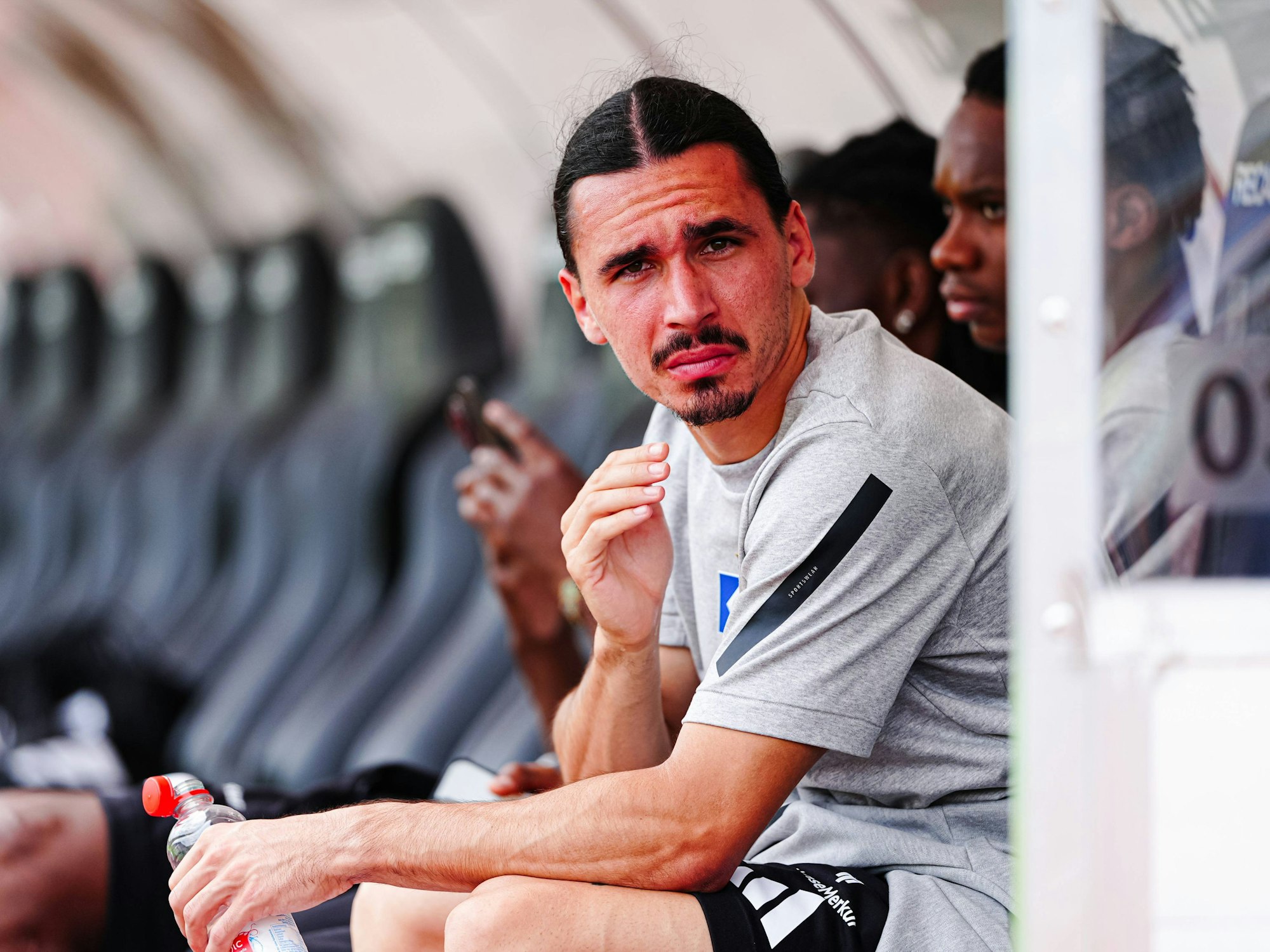 Rayan Philippe sitzt im HSV-Outfit auf der Bank.