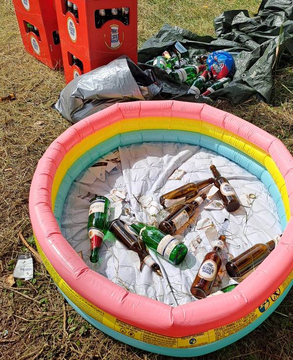In einem Plastik-Pool liegen leere Flaschen.