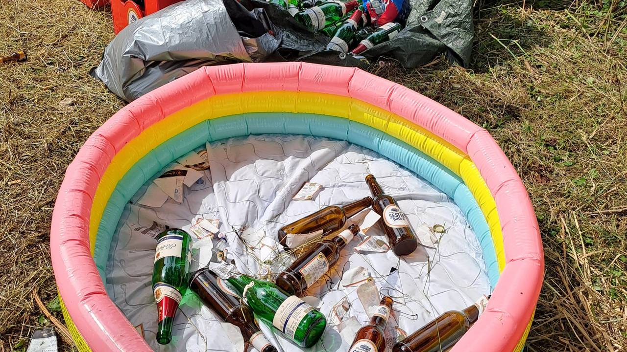 In einem Plastik-Pool liegen leere Flaschen.