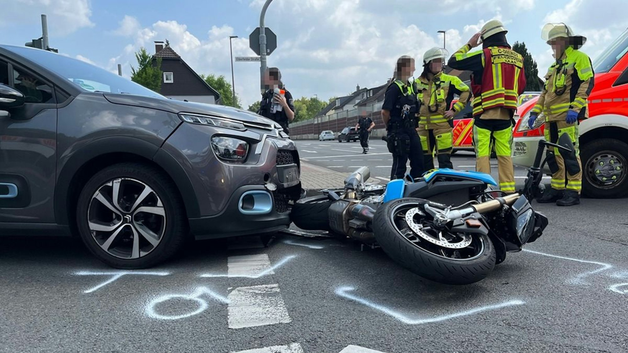 Rettungswagen an einer Unfallstelle.