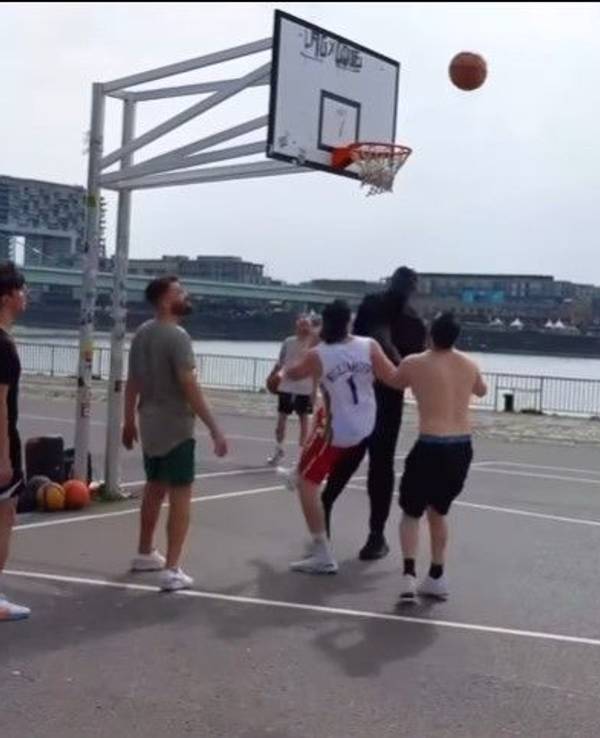 Shaquille O'Neill (direkt unterm Korb) spielte auf der Deutzer Freiheit in Köln Basketball.
